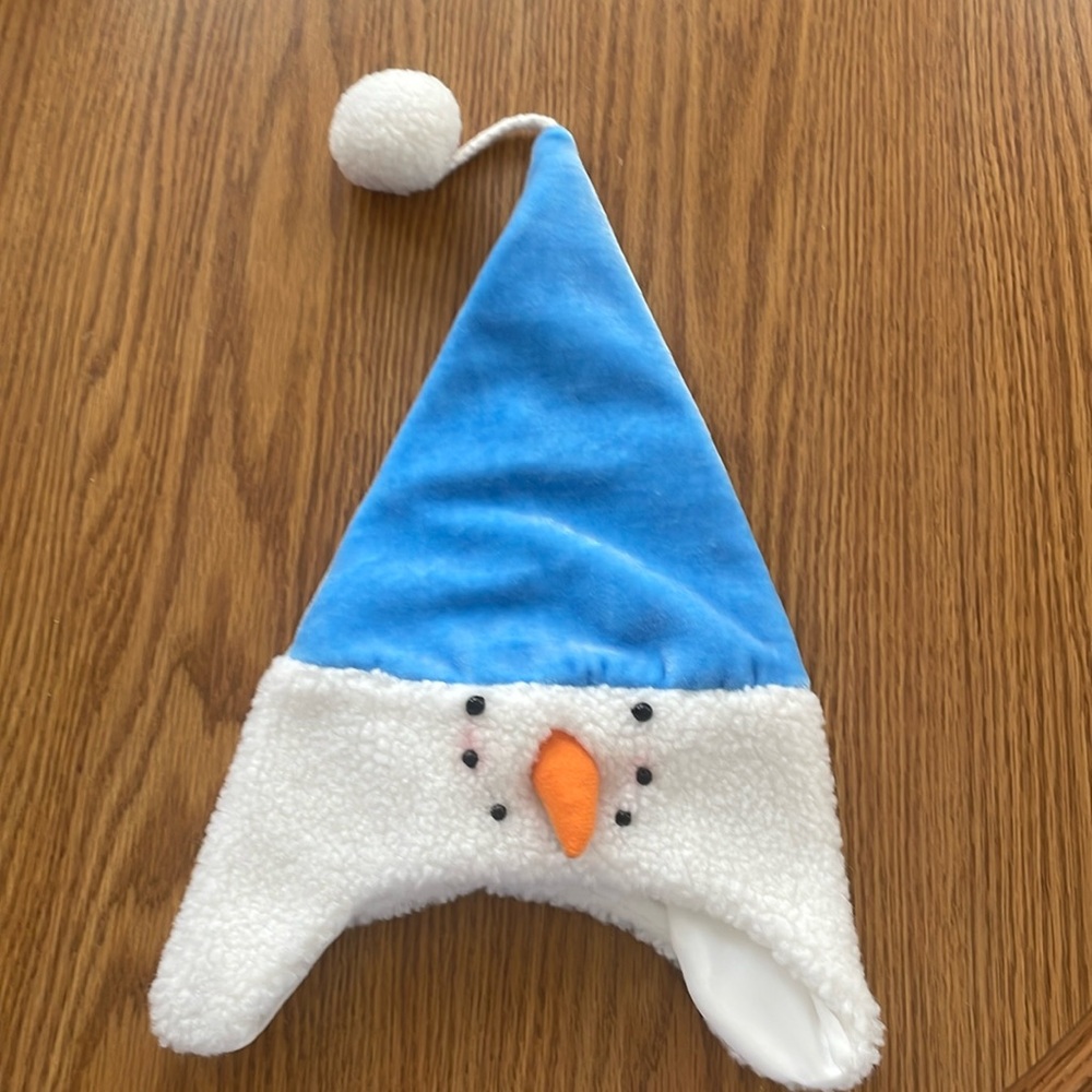 Baby's snowman hat. Blue and white.
